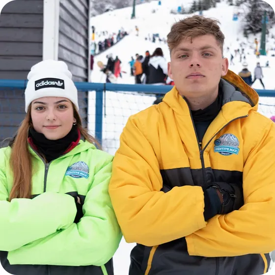 Egresados con camperas Maxdream en la nieve