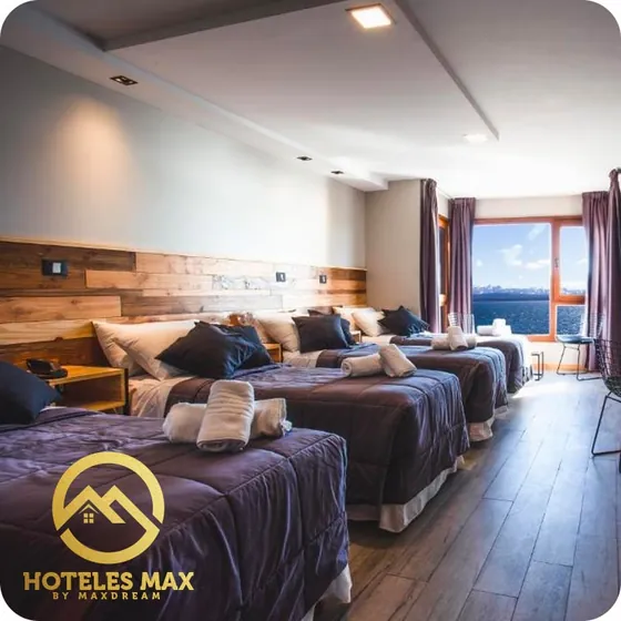 Habitación de un Hotel MAX con vista al lago