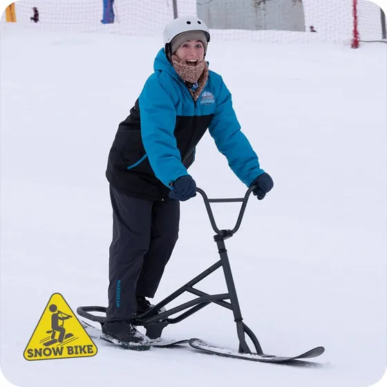 Egresado andando en snowbike