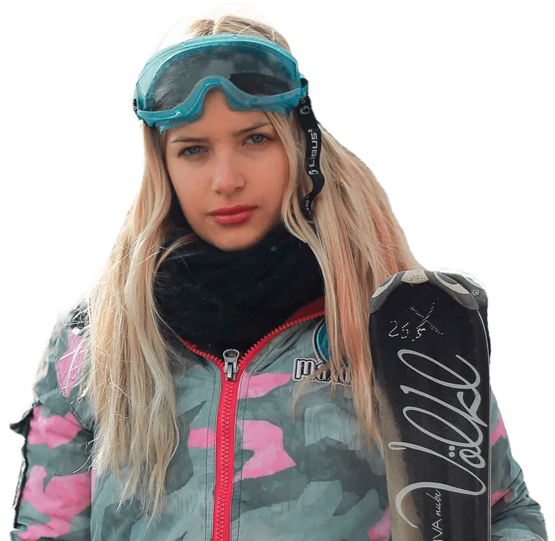 Egresada Maxdream con esquís en la nieve